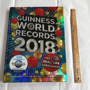 ⛱️2/$5⛱️Guinness World Records hardcover large book 2018